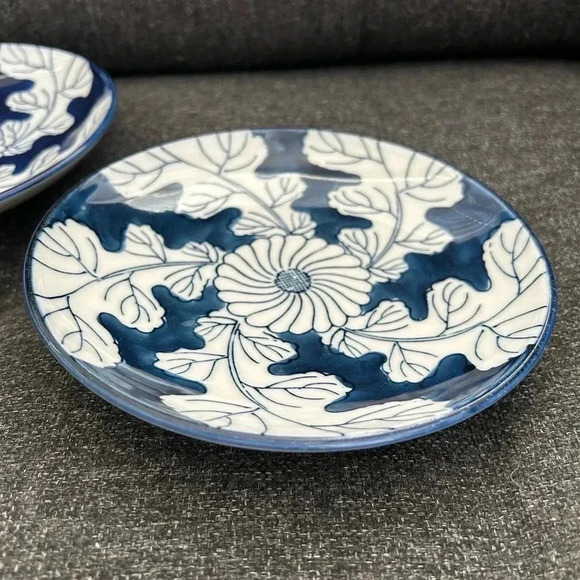 Blue and White Floral Plate - Picture 3 of 4